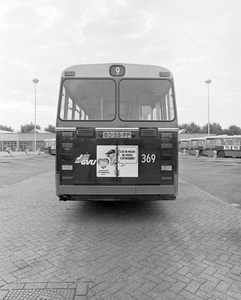 885110 Afbeelding van de achterzijde van een DAF-stadsbus (lijn 9) van het GVU, op de remise van het Gemeentelijk ...